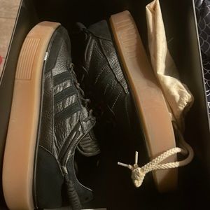 IVP Supersleek 72 in black and bubble gum sole 12 US size